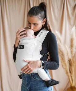 ROOKIE Baby Premium Draagzak- Design Buikdrager - Comfortabel En Ergonomisch - Pasgeboren Babydrager - Peuterdrager - Biologisch Katoen - Super Zacht - Unisex: Voor Mama En Papa (Beige) 17 ROOKIE Baby Premium Draagzak- Design Buikdrager - Comfortabel En Ergonomisch - Pasgeboren Babydrager - Peuterdrager - Biologisch Katoen - Super Zacht - Unisex: Voor Mama En Papa (Beige) -Maxi-Cosi winkel 1012x1200 2