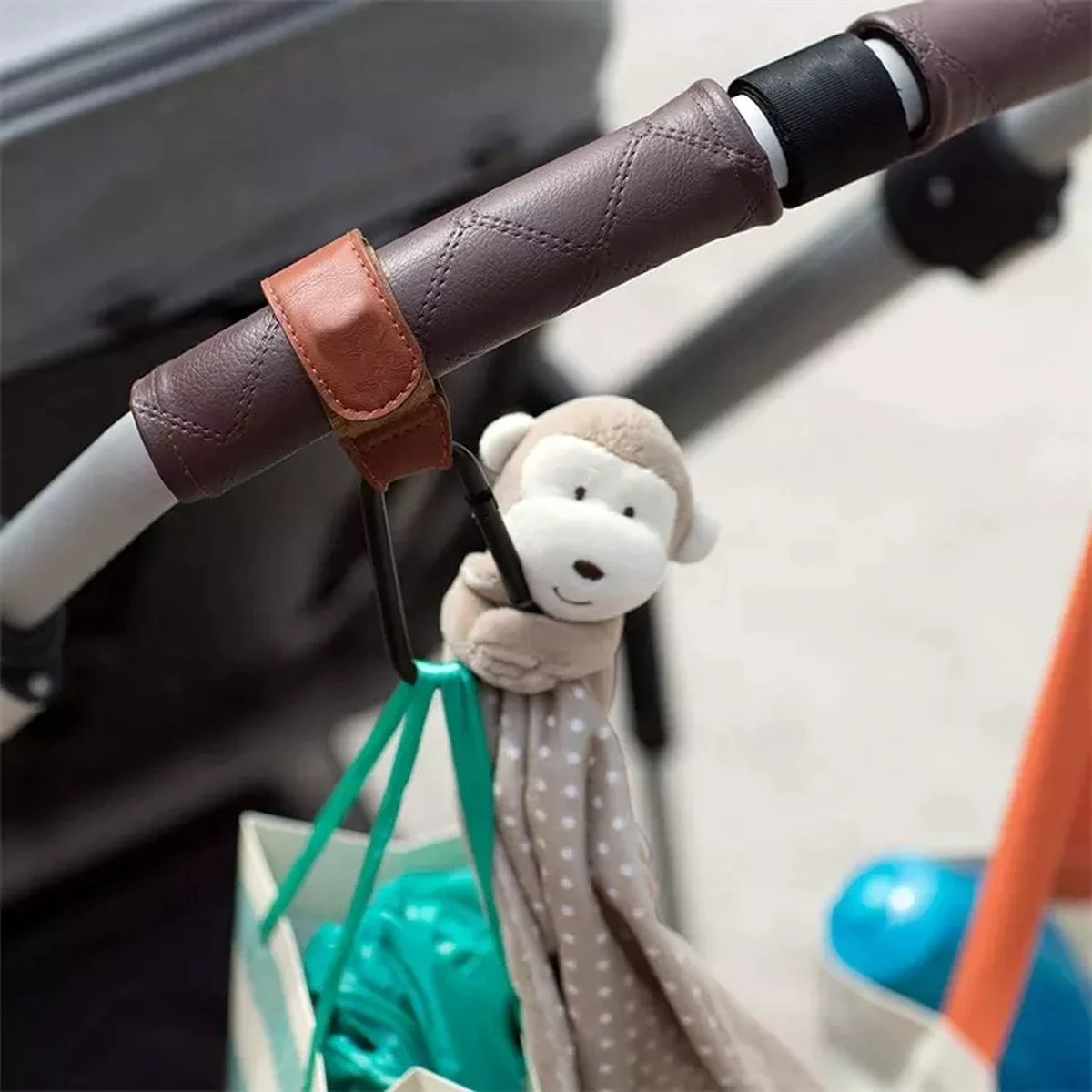 Jinius ® - Boodschappen Haak - Kinderwagen Tassenhaakjes - Haakjes Voor Tassen - Buggy Haakjes - Bruin - Set Van 2 4 Jinius ® - Boodschappen Haak - Kinderwagen Tassenhaakjes - Haakjes Voor Tassen - Buggy Haakjes - Bruin - Set Van 2 - Afbeelding 2