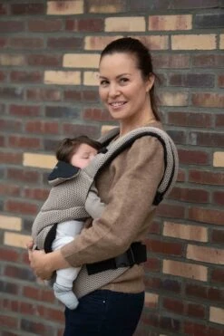 Dooky Ergonomische Draagzak Urban Comfort Beige Desert -Maxi-Cosi winkel 800x1200 114